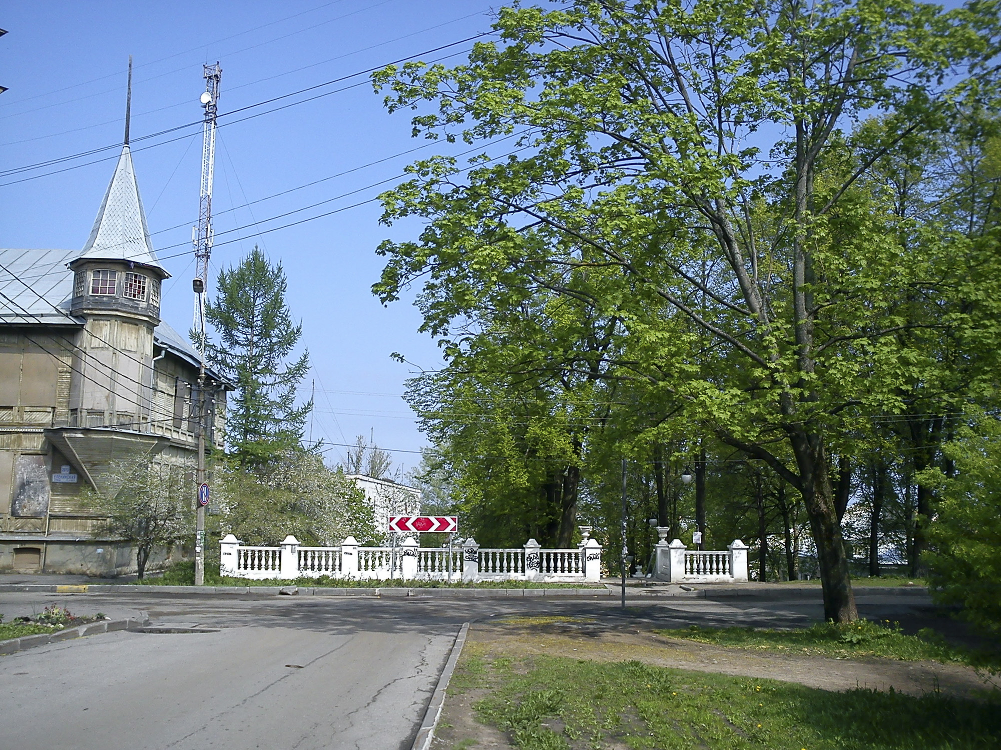 Вид на Еленинскую улицу с улицы Ломоносова
