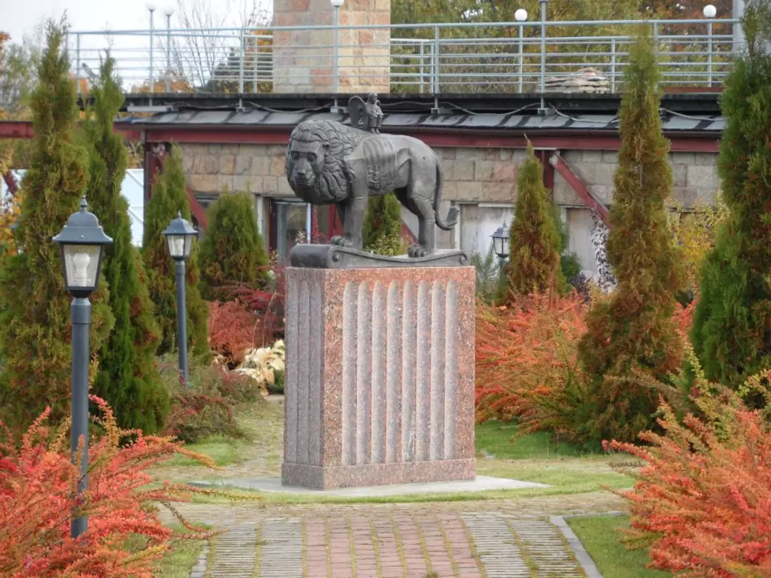 В. Бронна. Лев