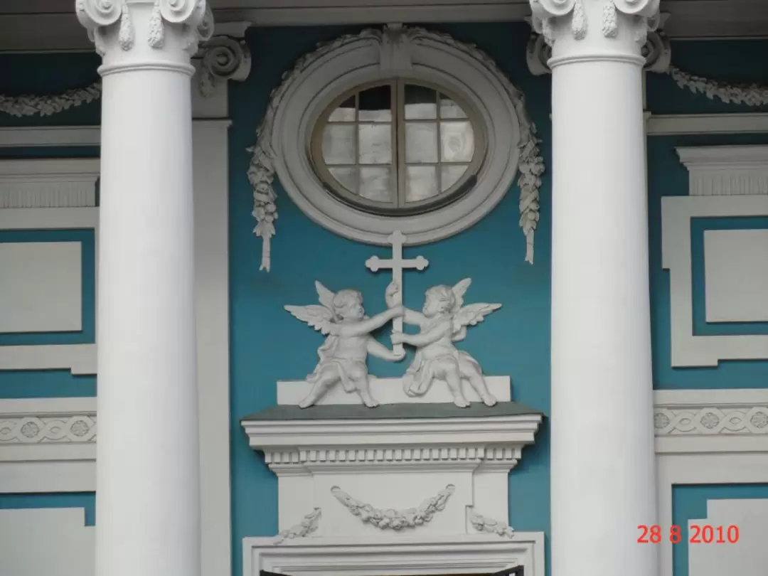Ангелы на Армянской церкви в Санкт-Петербурге