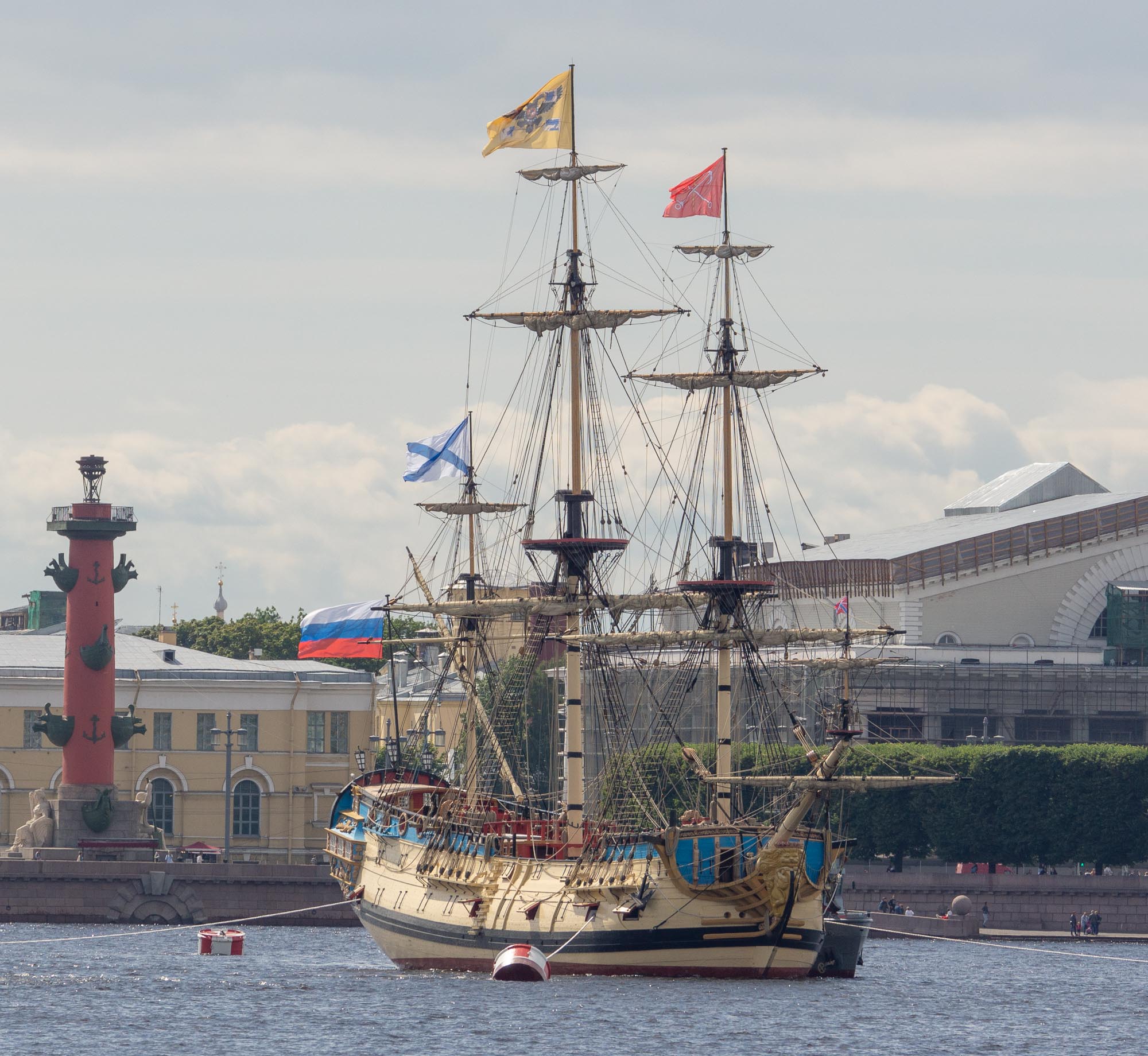 Корабль «Полтава» в центре Санкт-Петербурга в День ВМФ