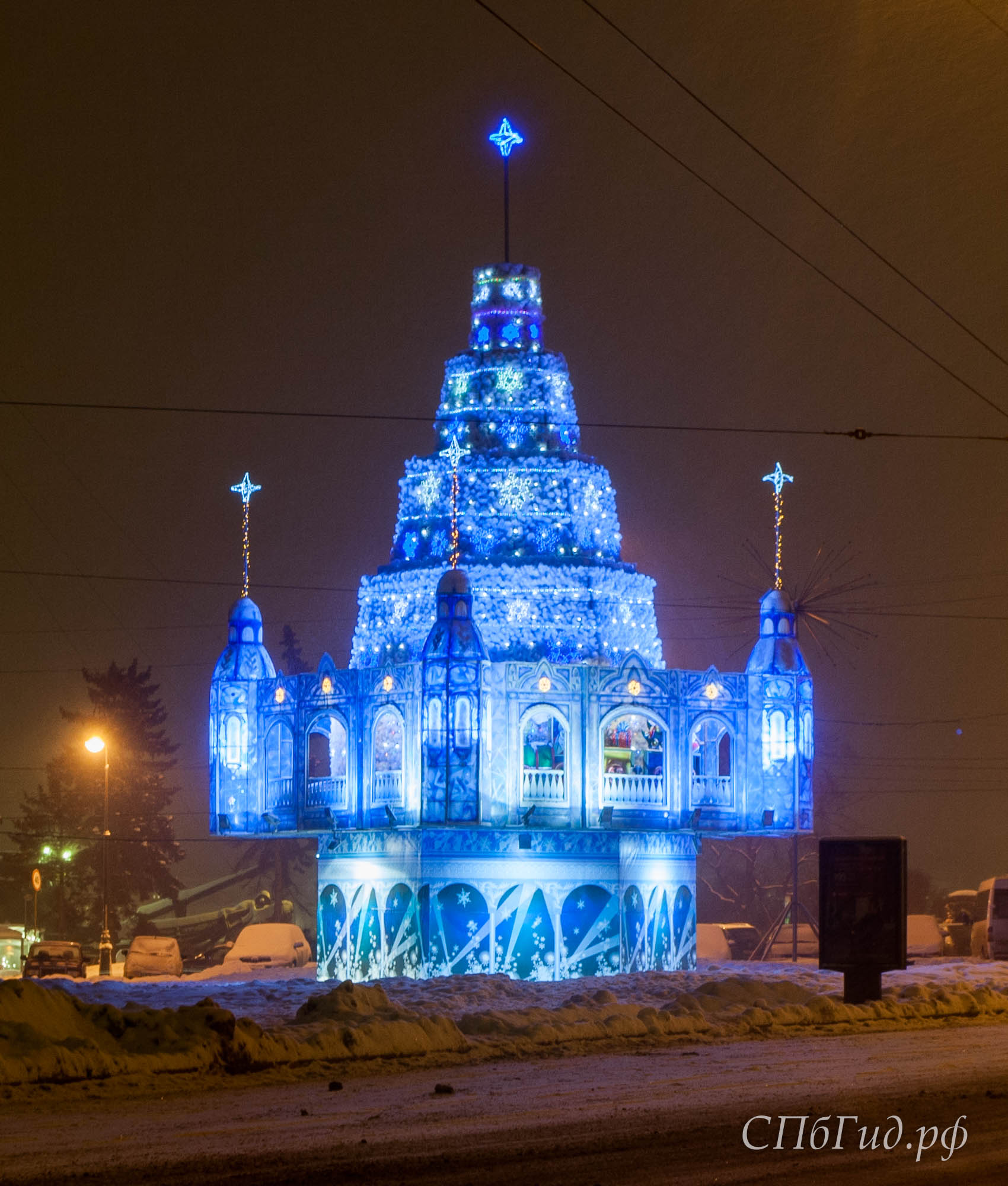 Новогодние украшения у Биржевого моста