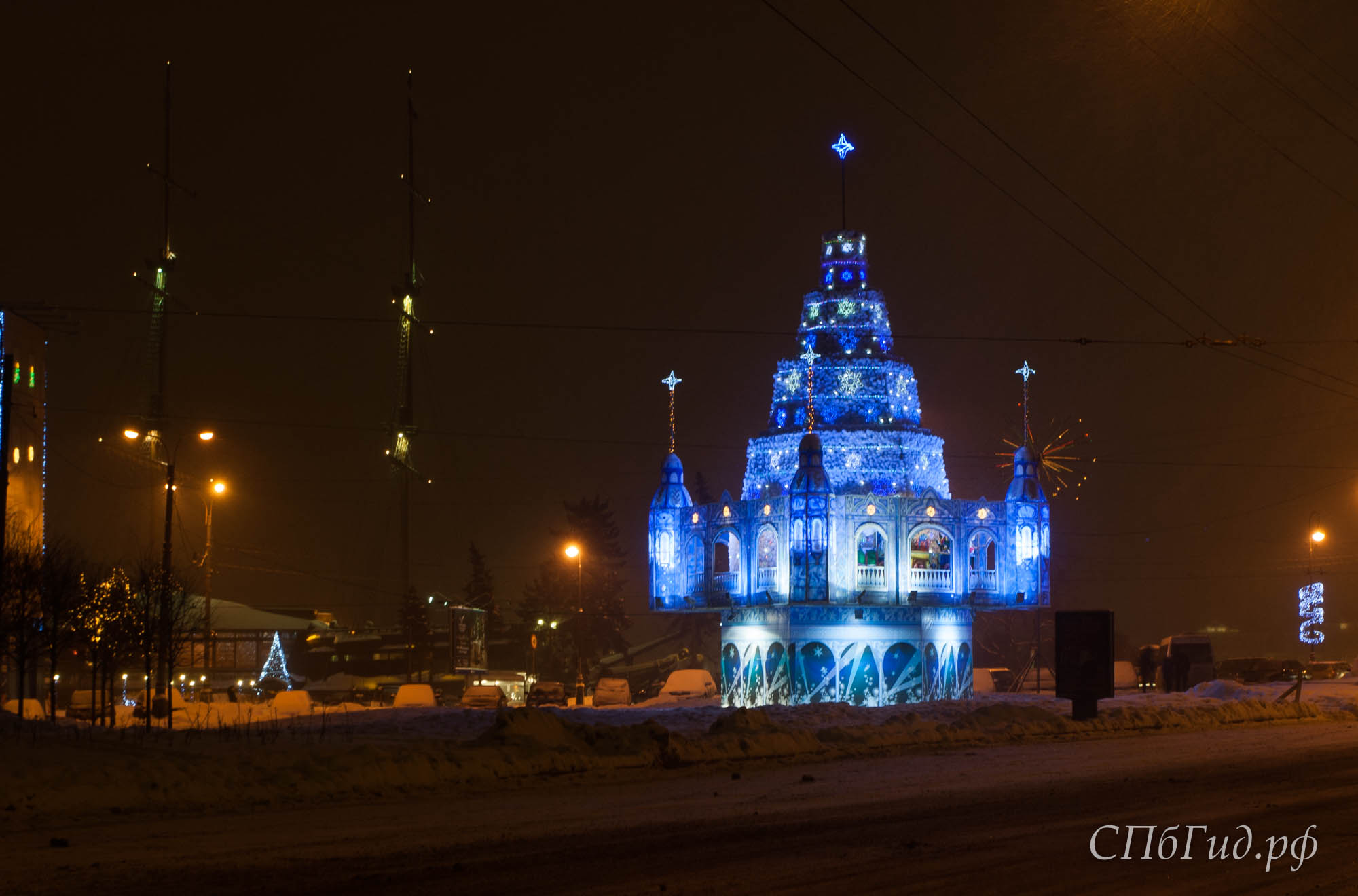 Новогодние украшения у Биржевого моста