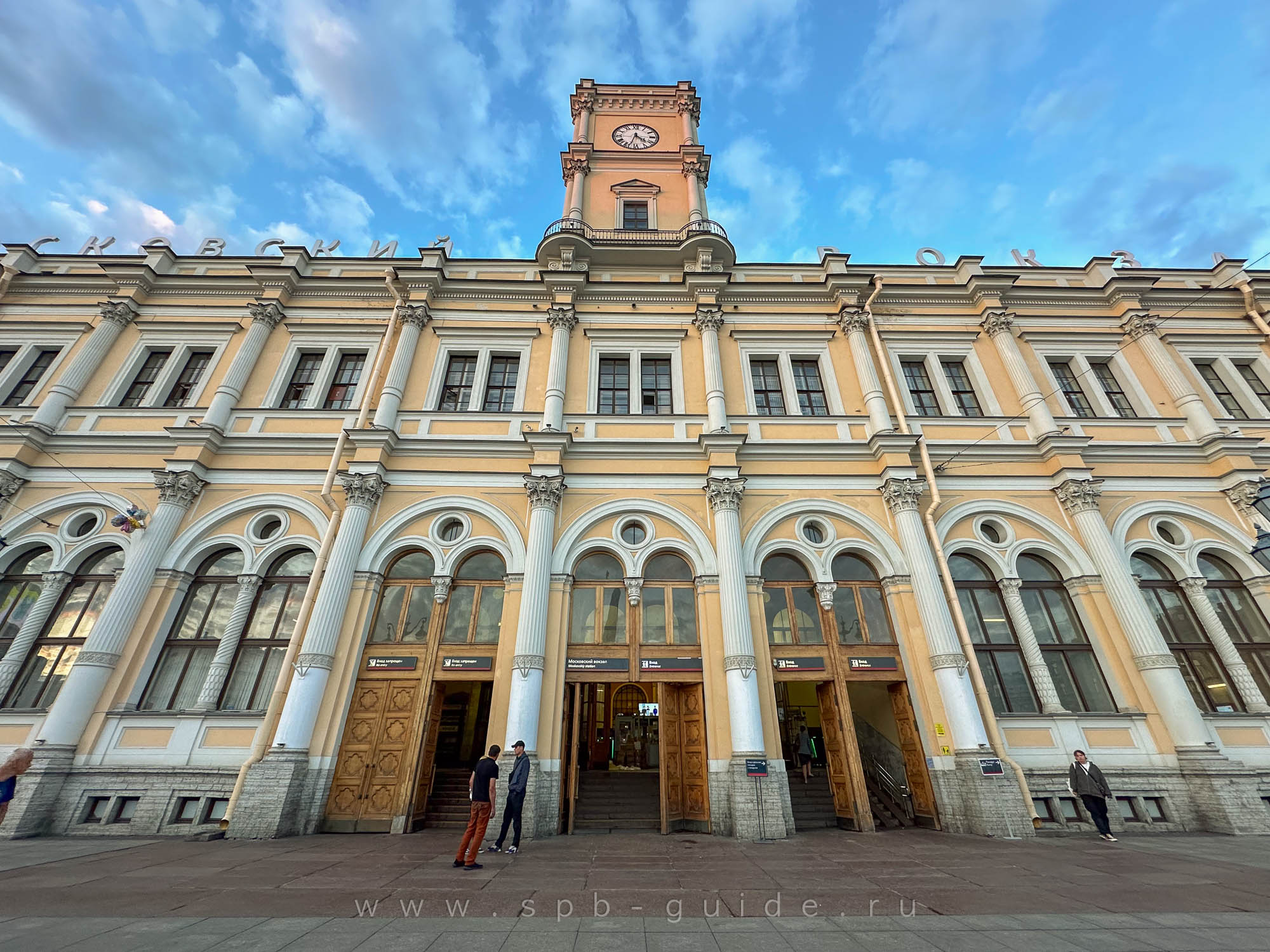 Московский вокзал в Санкт-Петербурге, главный вход и башня с часами