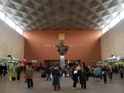 Главный холл Московского вокзала в Санкт-Петербурге, памятник Петру I в центре