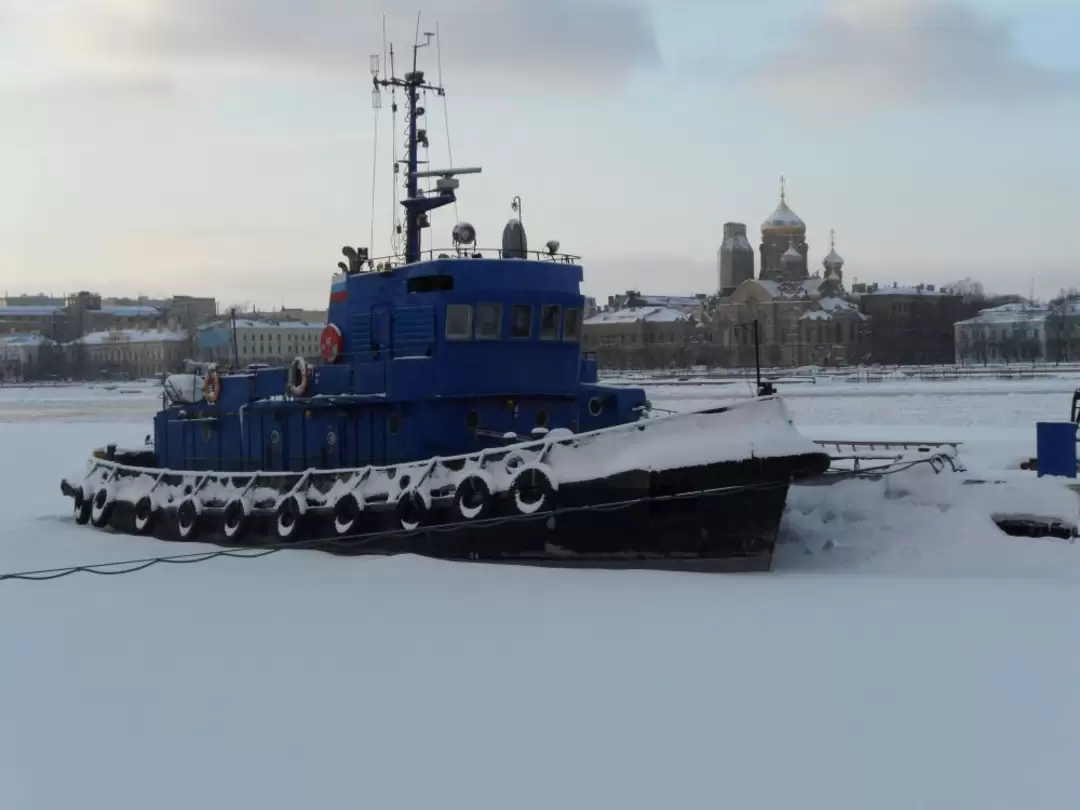 Буксир ВМФ РБ-250 у Английской набережной