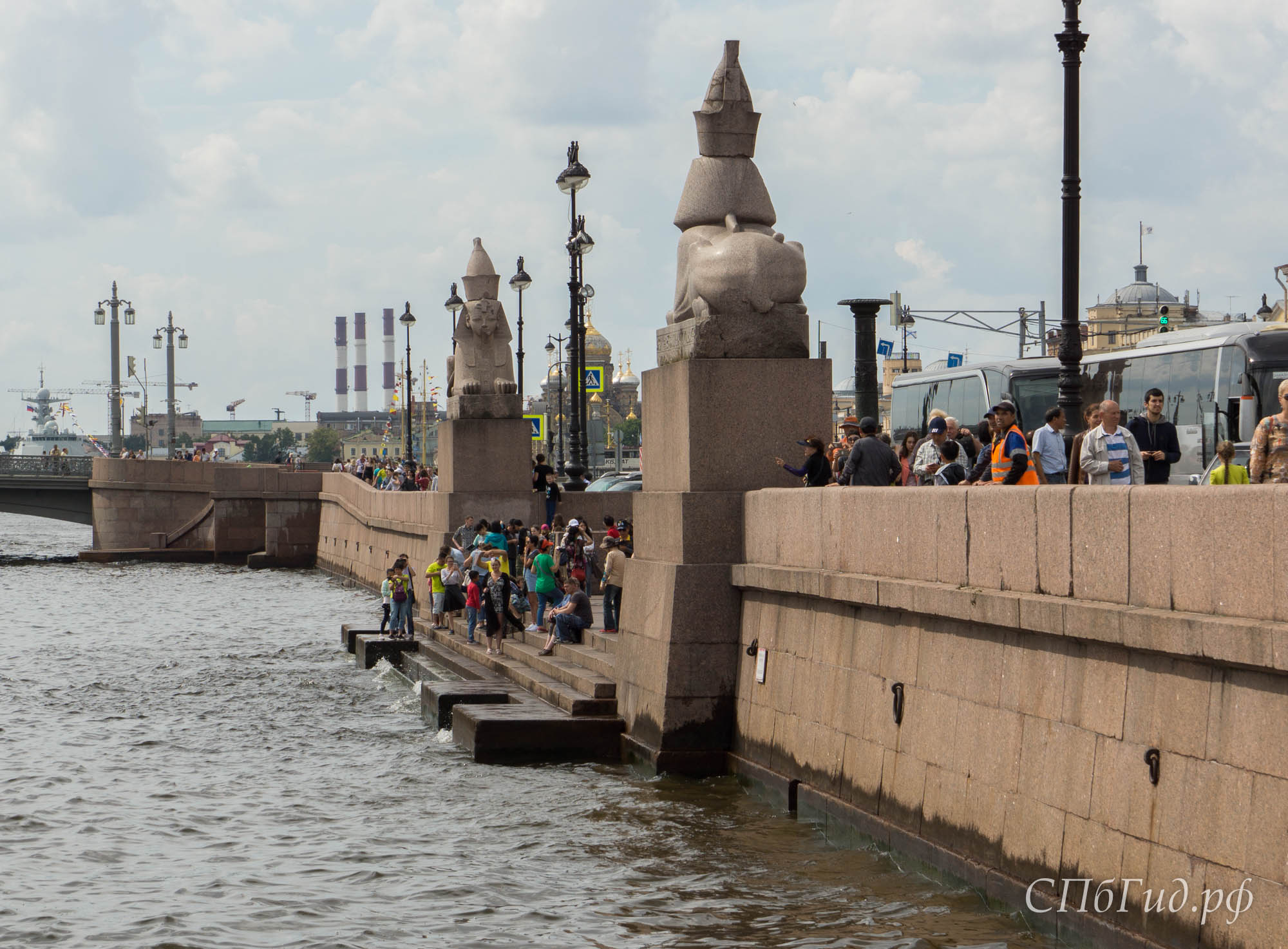 Причал со сфинксами в Санкт-Петербурге