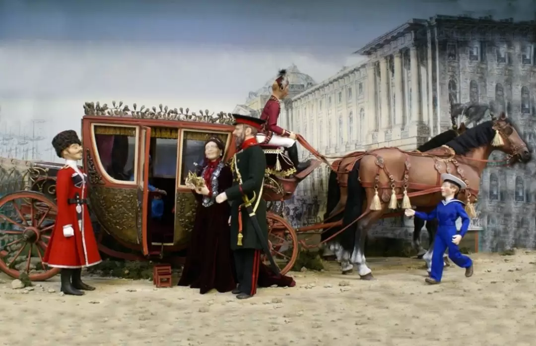 Семья Александра III на прогулке — Музей кукол в Санкт-Петербурге