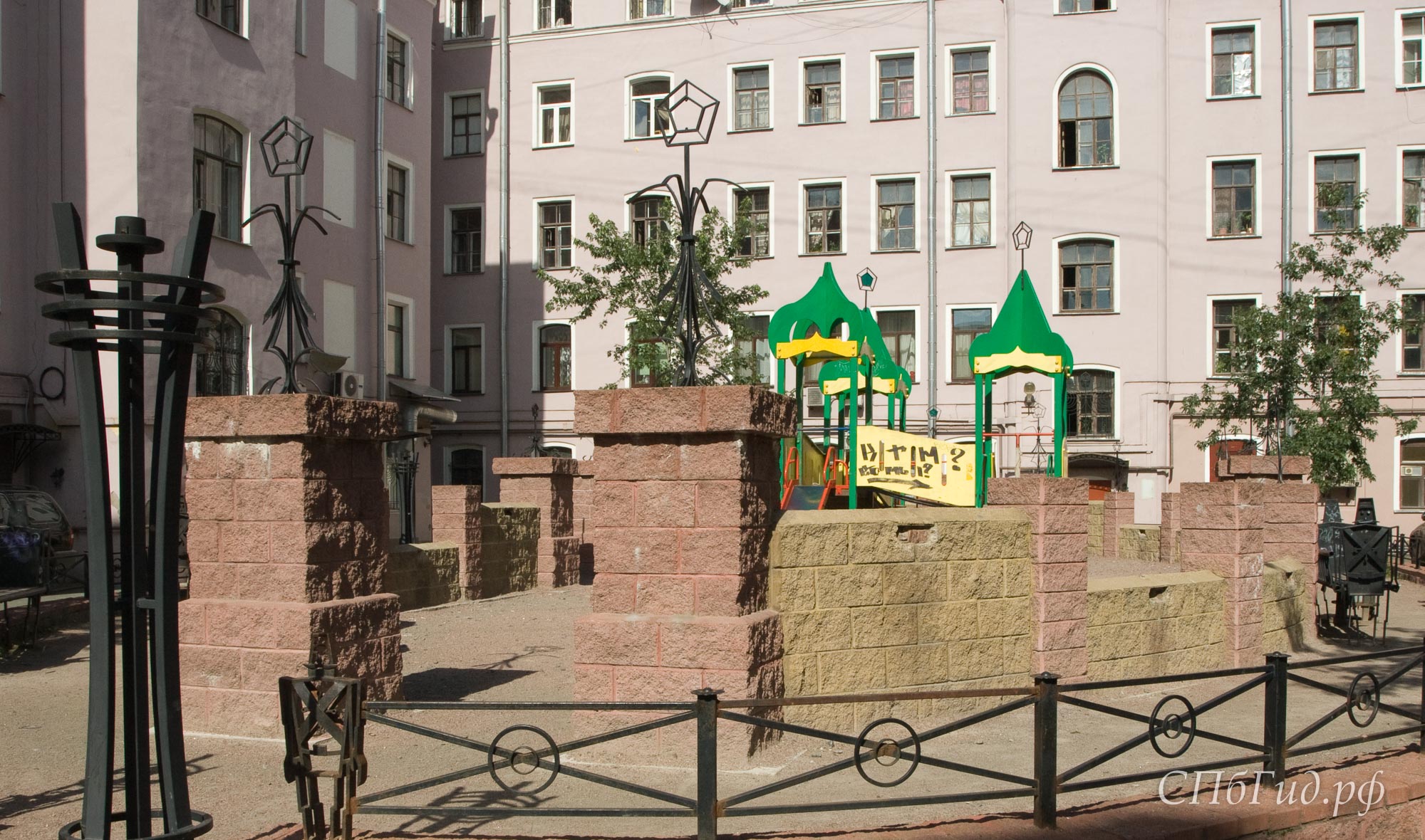 Изумрудный город — дворик «Изумрудный город» в Санкт-Петербурге