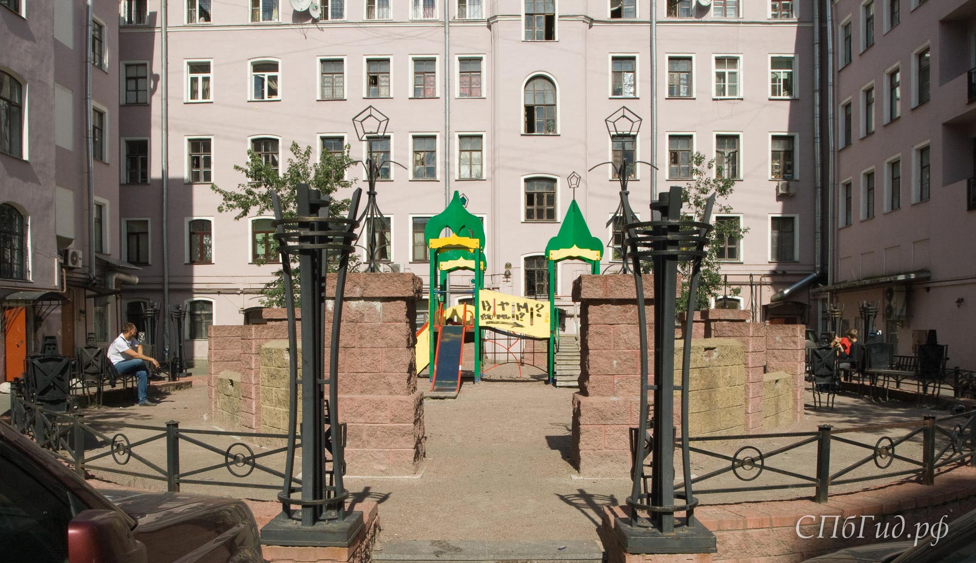 Изумрудный город — дворик «Изумрудный город» в Санкт-Петербурге