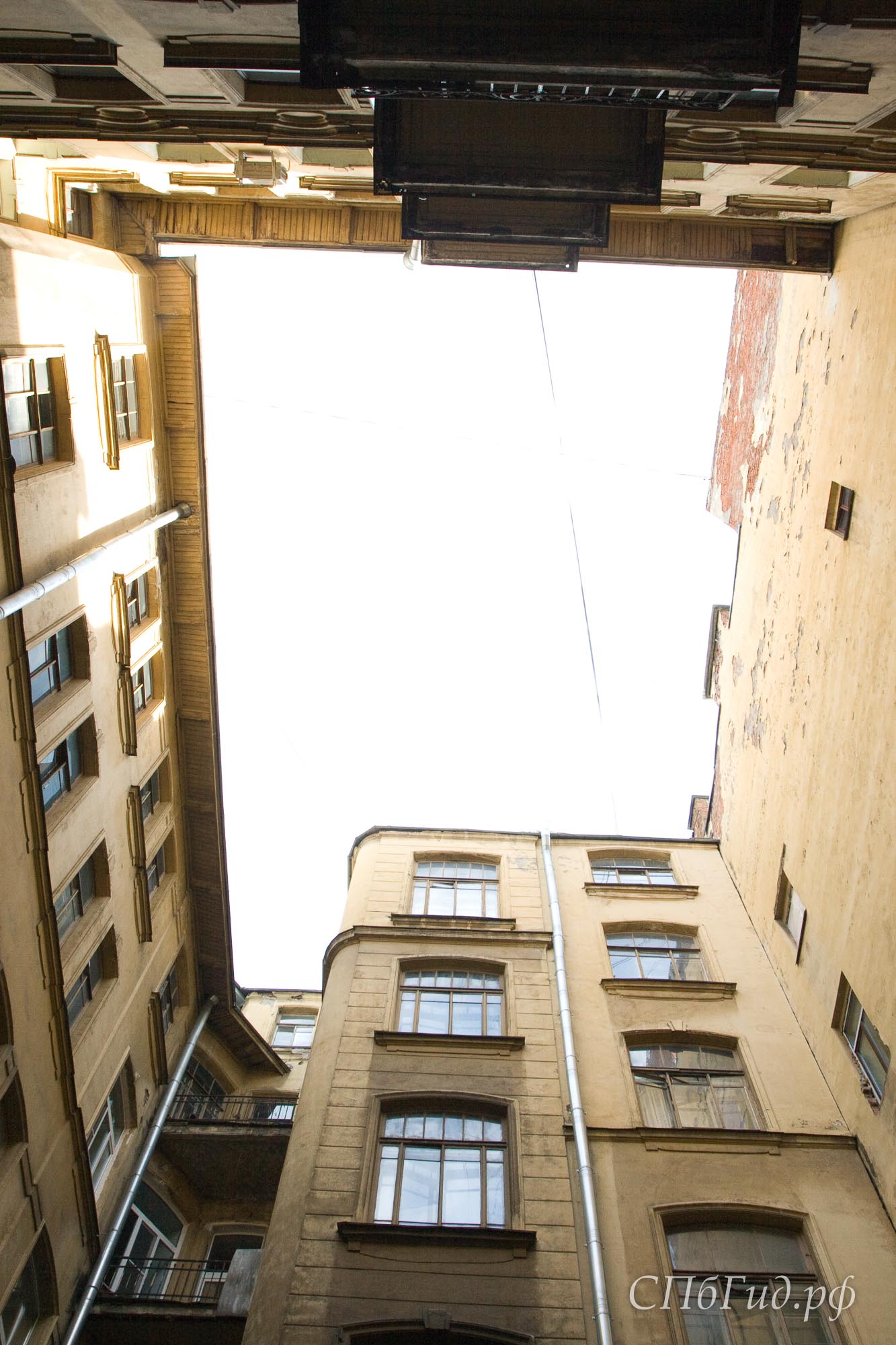 Дворы-колодцы в Санкт-Петербурге, Кирочная ул., д. 24