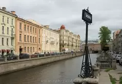 Канал Грибоедова в Санкт-Петербурге, вид с Вознесенского моста во время экскурсии по местам романа «Преступление и наказание» Канал Грибоедова в Санкт-Петербурге, вид с Вознесенского моста во время экскурсии по местам романа «Преступление и наказание»