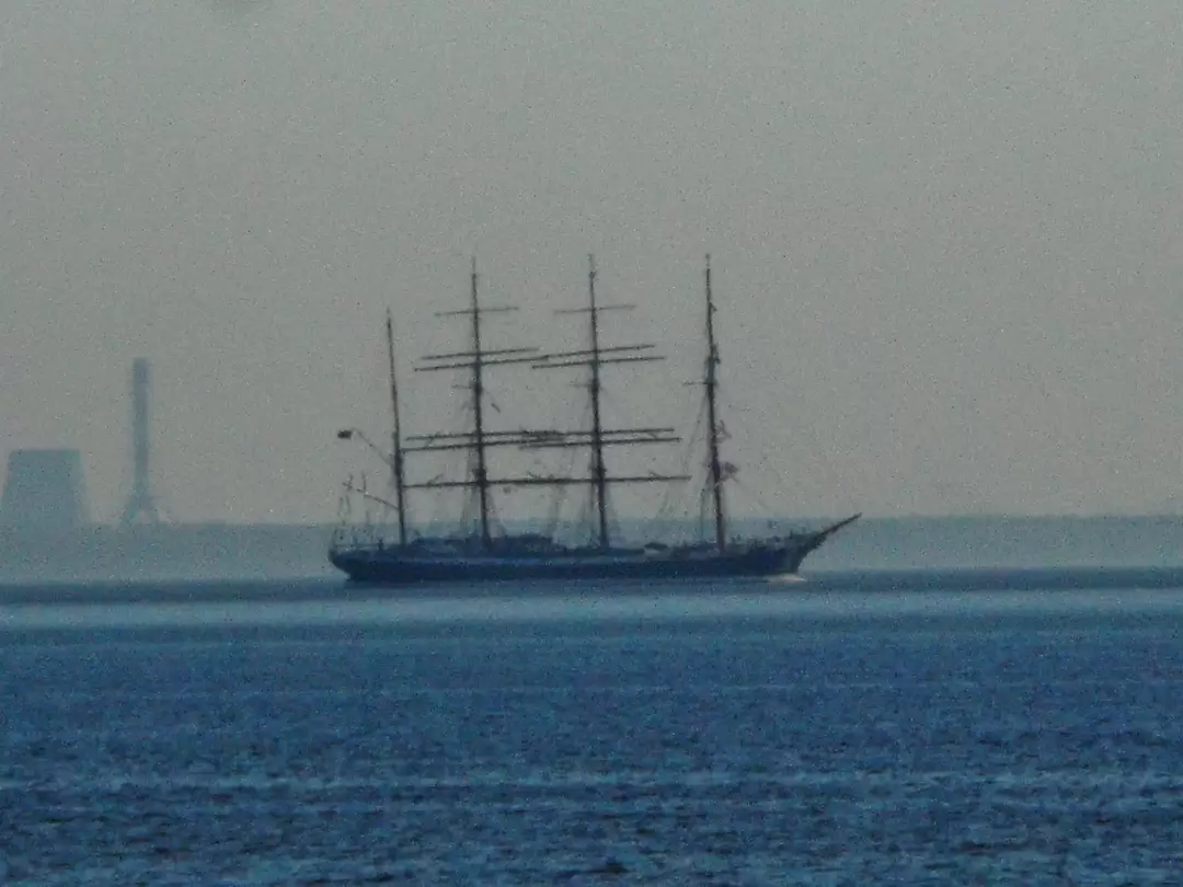 Барк «Седов» идет по Морскому каналу в Санкт-Петербург