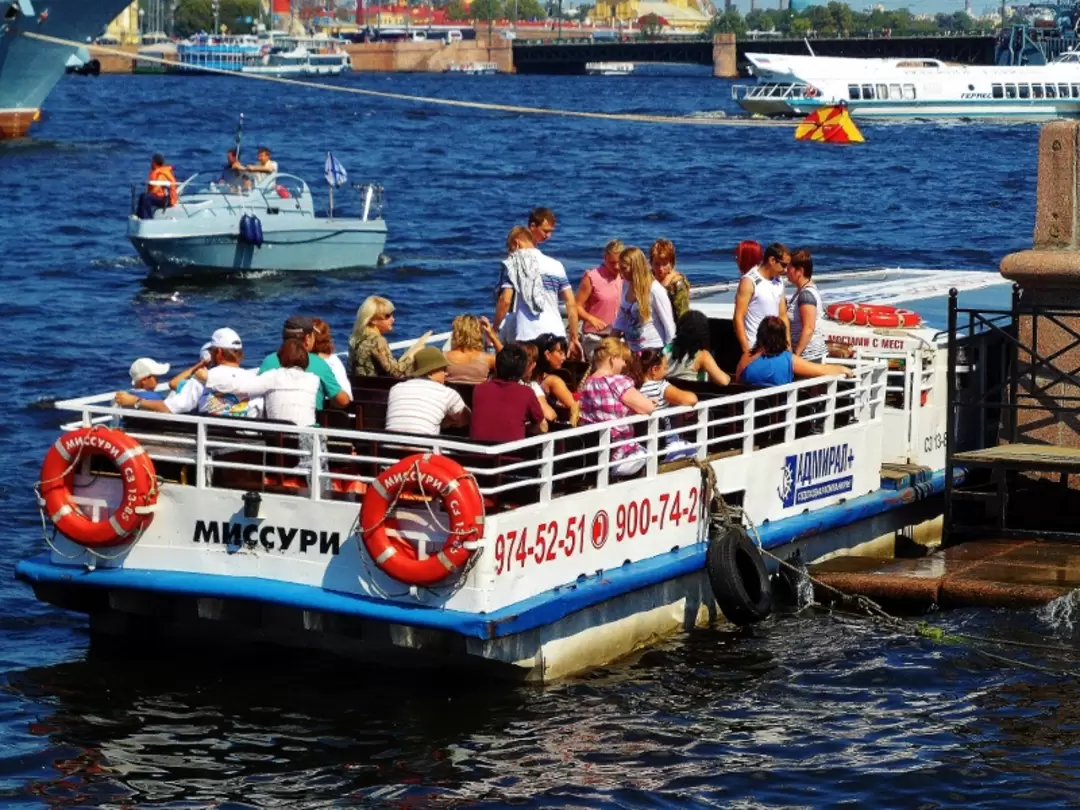 Посадка пассажиров на теплоход