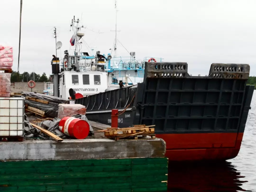 «Монастырский-3» — бывший десантный катер ВМФ РФ у причала Валаамского монастыря