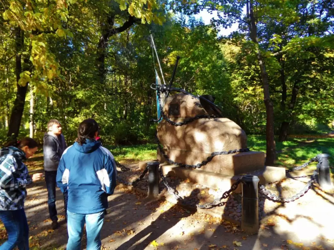 Памятник погибшим на клипере «Опричник», открыт 31 октября 1873 г., пушки петровских времён с форта Кроншлот