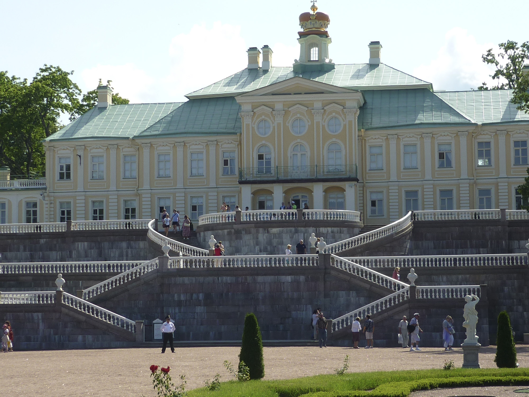 Перед дворцом