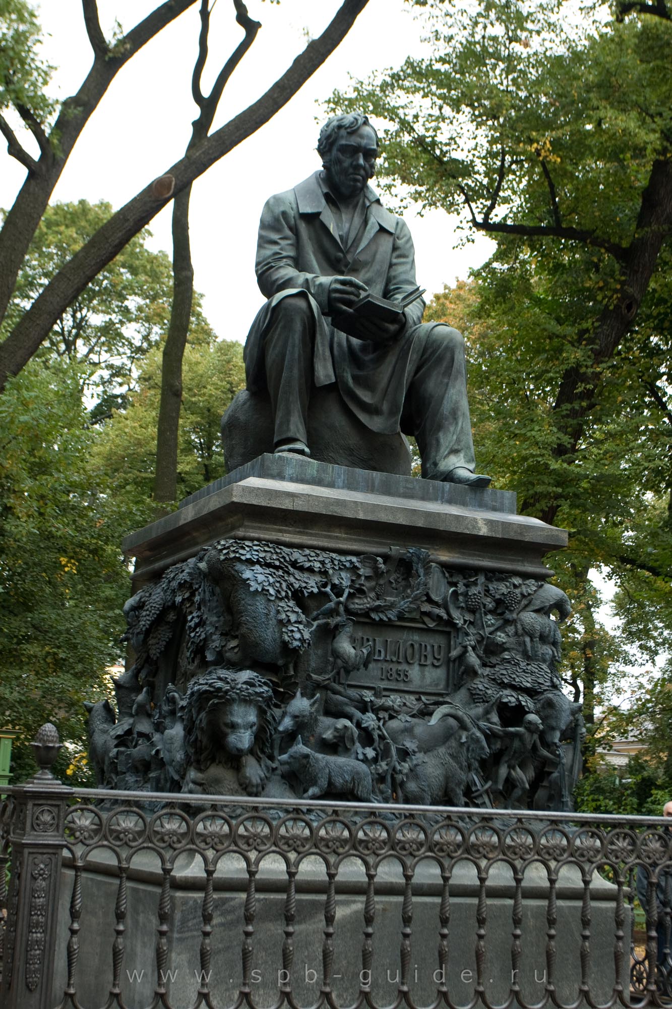 Памятник И. А. Крылову в Санкт-Петербурге