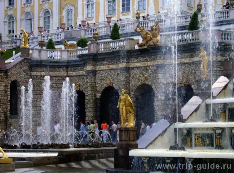 Петергоф, вход в Грот