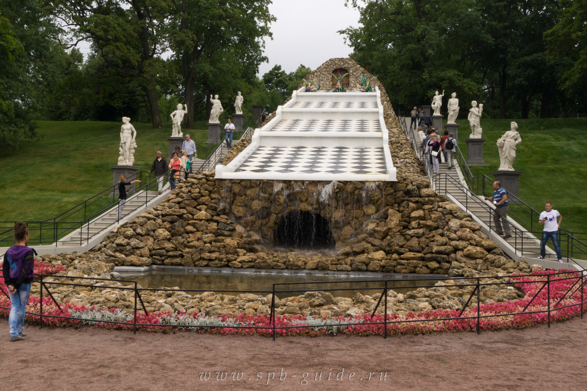 Каскад Шахматная гора в Петергофе