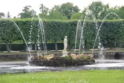 Скульптура в центре фонтана Скульптура в центре фонтана