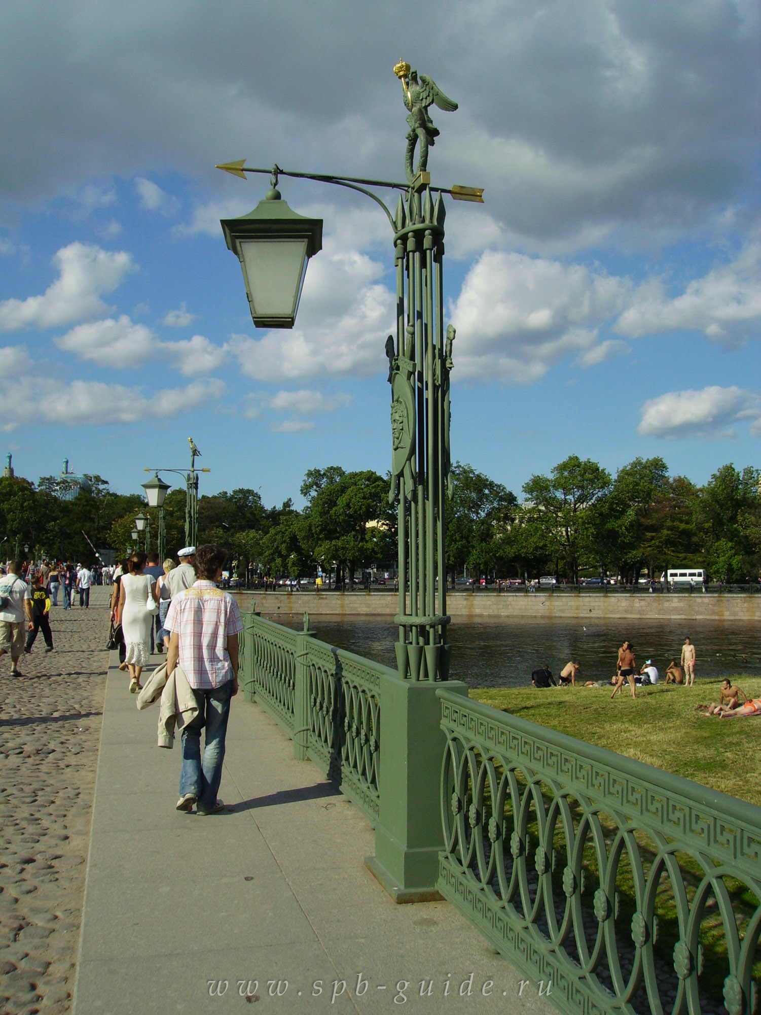 Фонарь на Иоанновском мосту