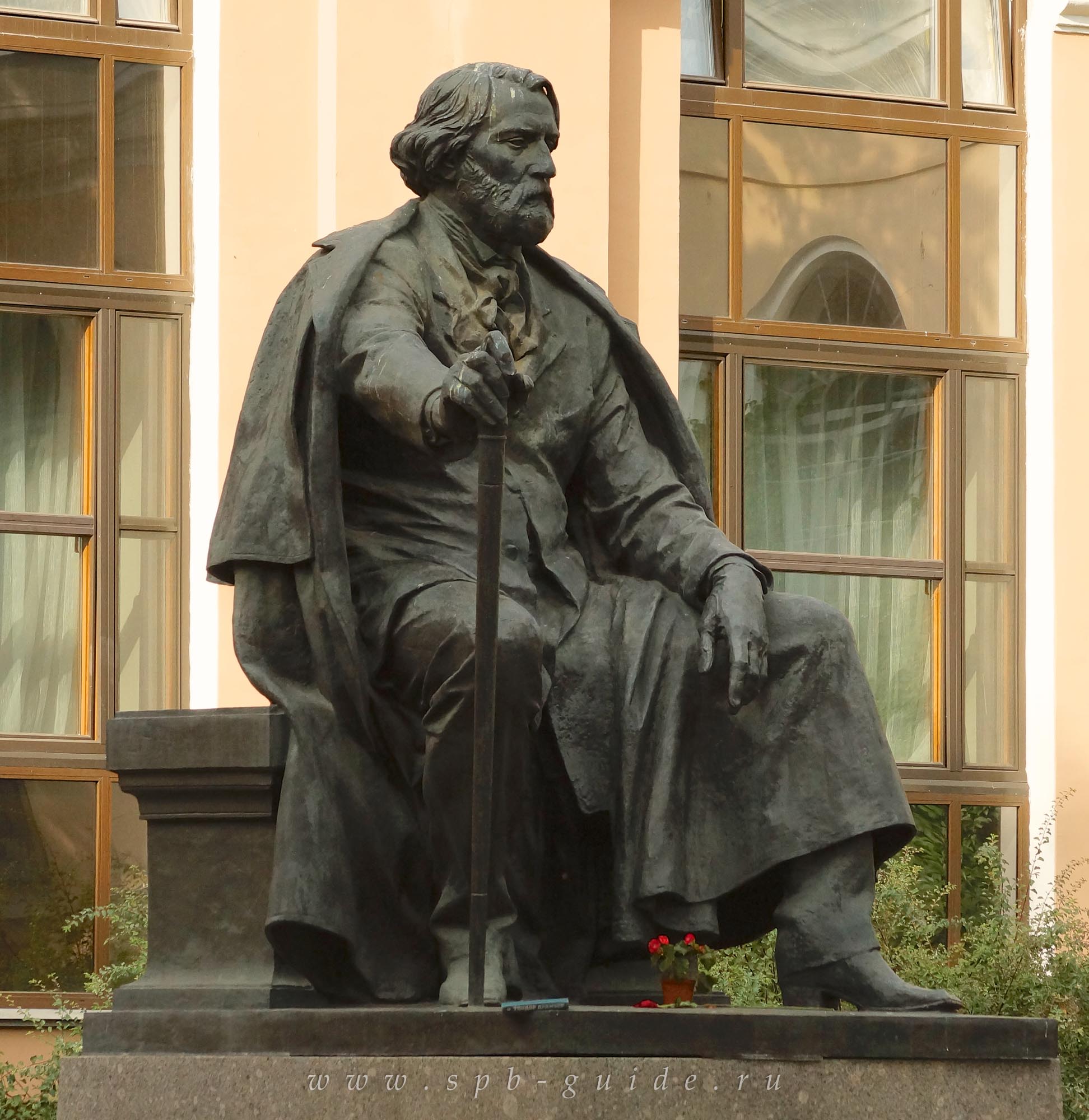 Памятник И.С. Тургеневу в Старо-Манежном сквере