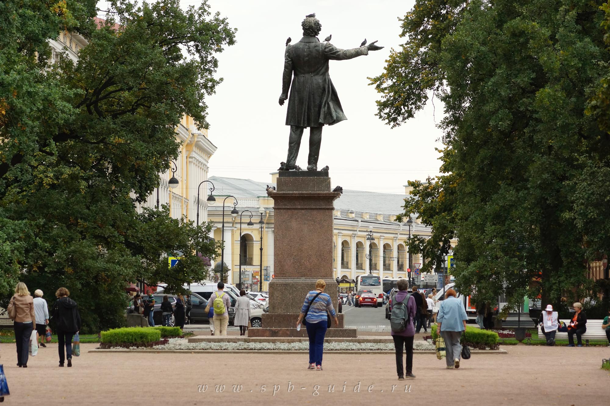 Памятник Пушкину на площади Искусств