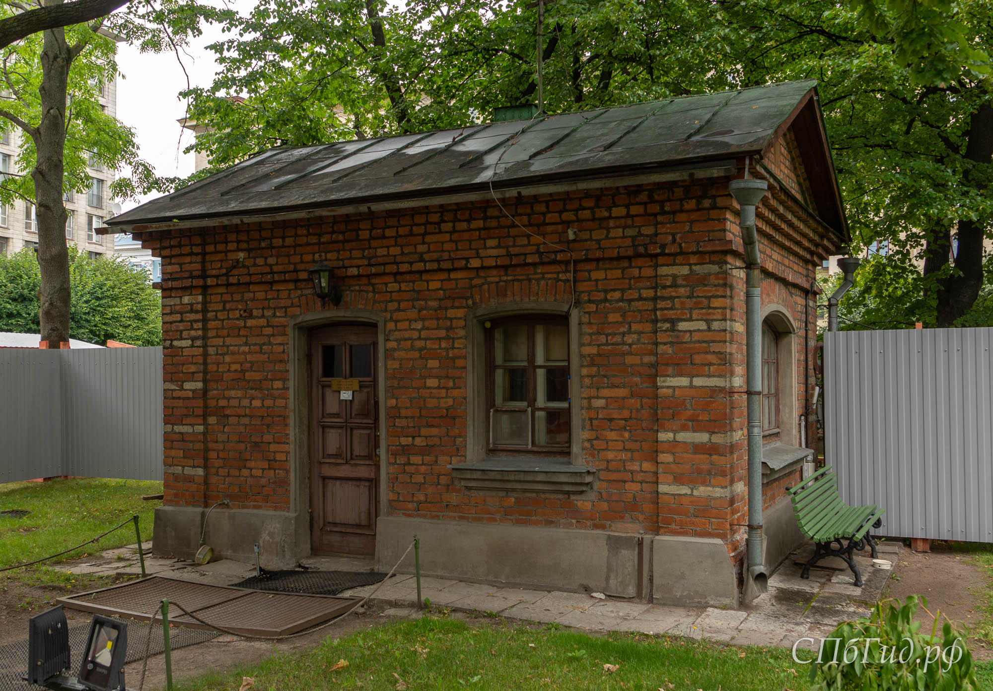 Флигель для естественных нужд туристов