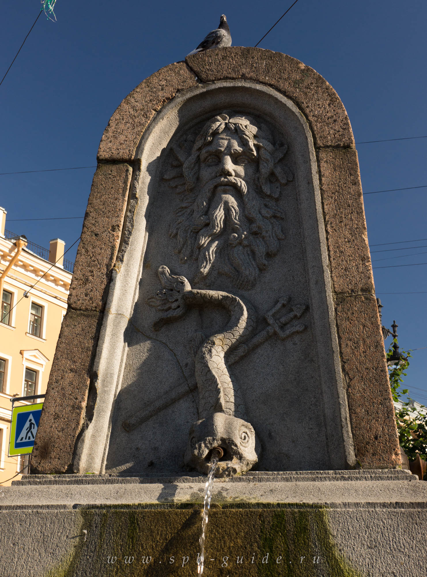 Питьевой фонтан на Сенной площади, перенесен с Царскосельской дороги