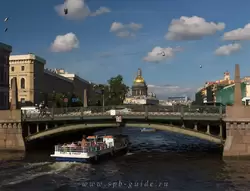 Поцелуев мост в Санкт-Петербурге, вид на Исаакиевский собор Поцелуев мост в Санкт-Петербурге, вид на Исаакиевский собор