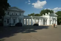 Конюшенный корпус Елагина дворца Конюшенный корпус Елагина дворца