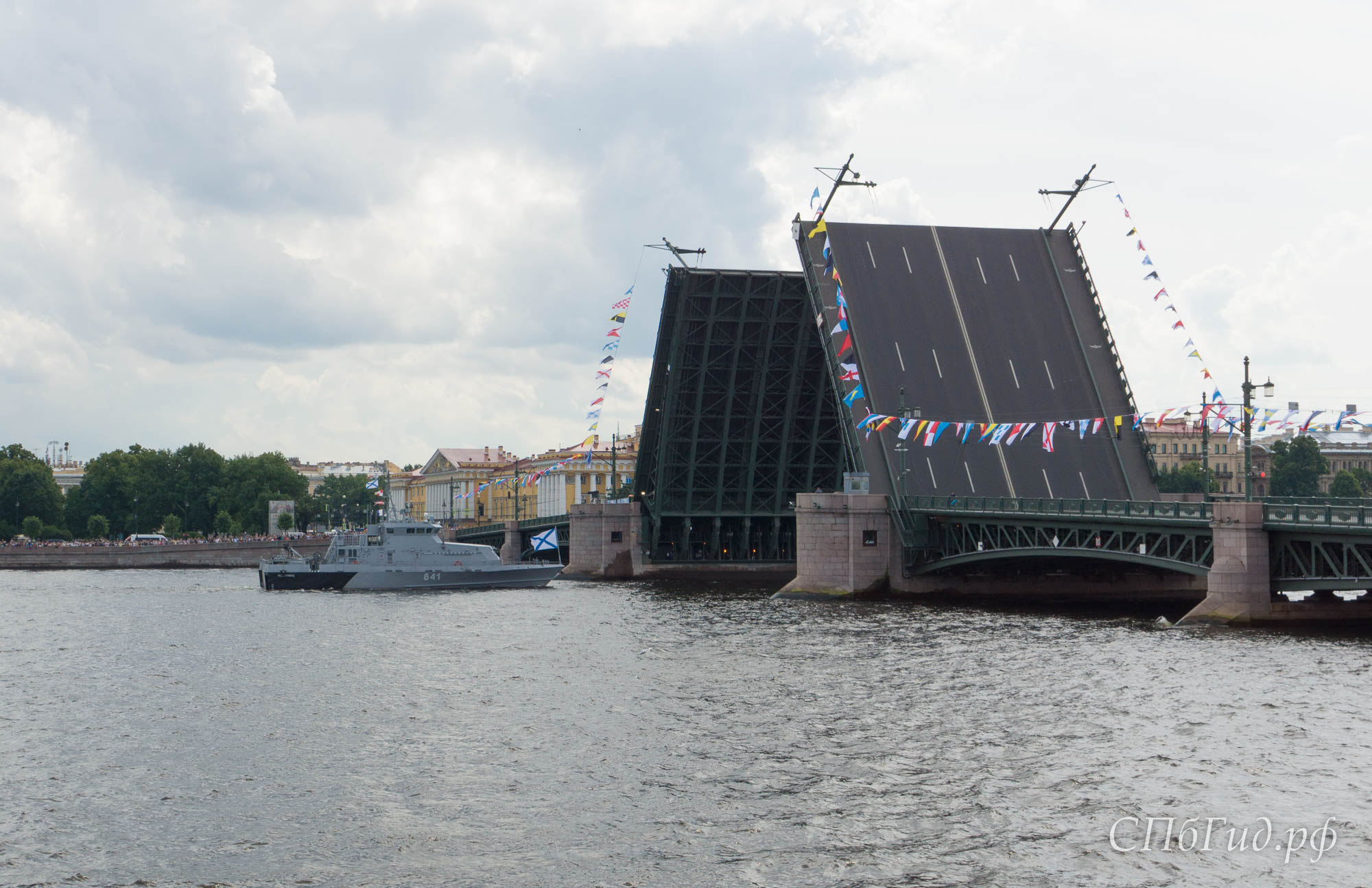 Дворцовый мост, разведенный днём