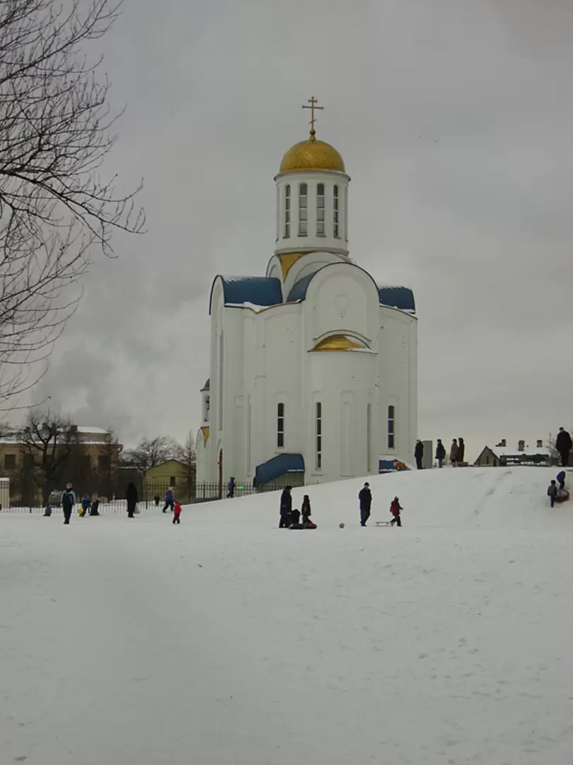 Храм Успения Пресвятой Богородицы в Малоохтинском парке