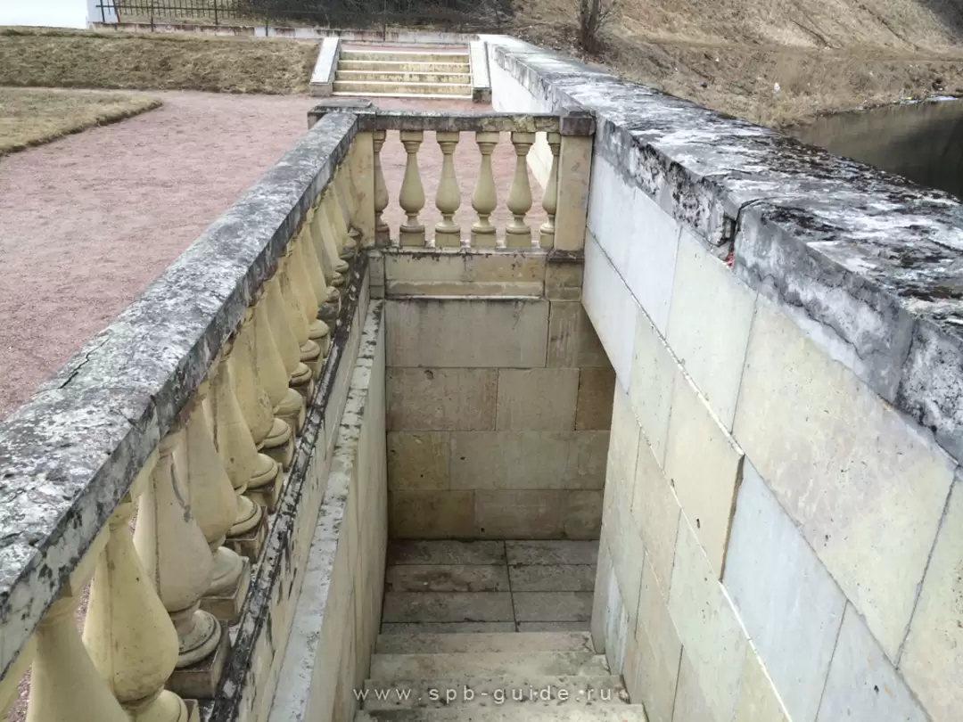 Лесенка к пристани на озере