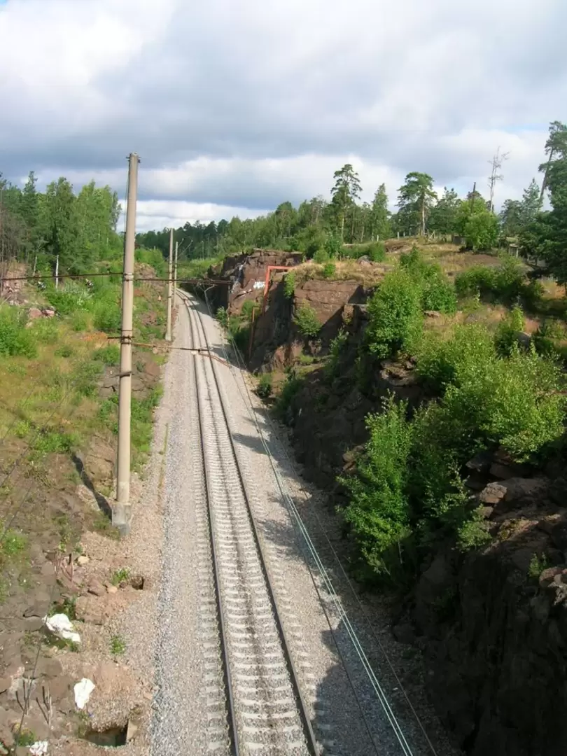 Железная дорога в скале по дороге к парку Монрепо