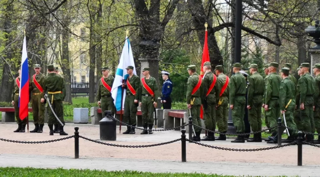 Рота почётного караула на репетиции в Петровском парке 17.05.2013