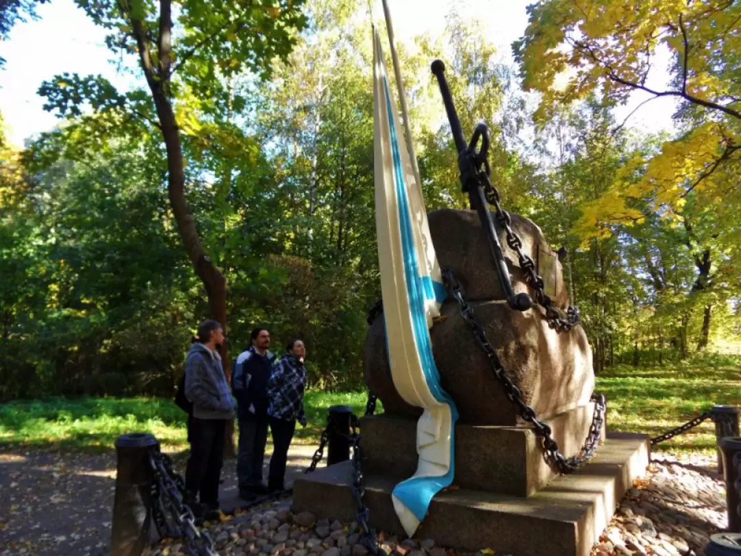 Памятник погибшим на клипере «Опричник», открыт 31 октября 1873 г., пушки петровских времён с форта Кроншлот