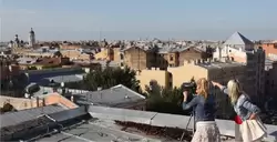 Девушки фотографируют крыши Петербурга Девушки фотографируют крыши Петербурга