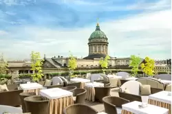 Столики ресторана «Терраса» и купол Казанского собора в Санкт-Петербурге Столики ресторана «Терраса» и купол Казанского собора в Санкт-Петербурге