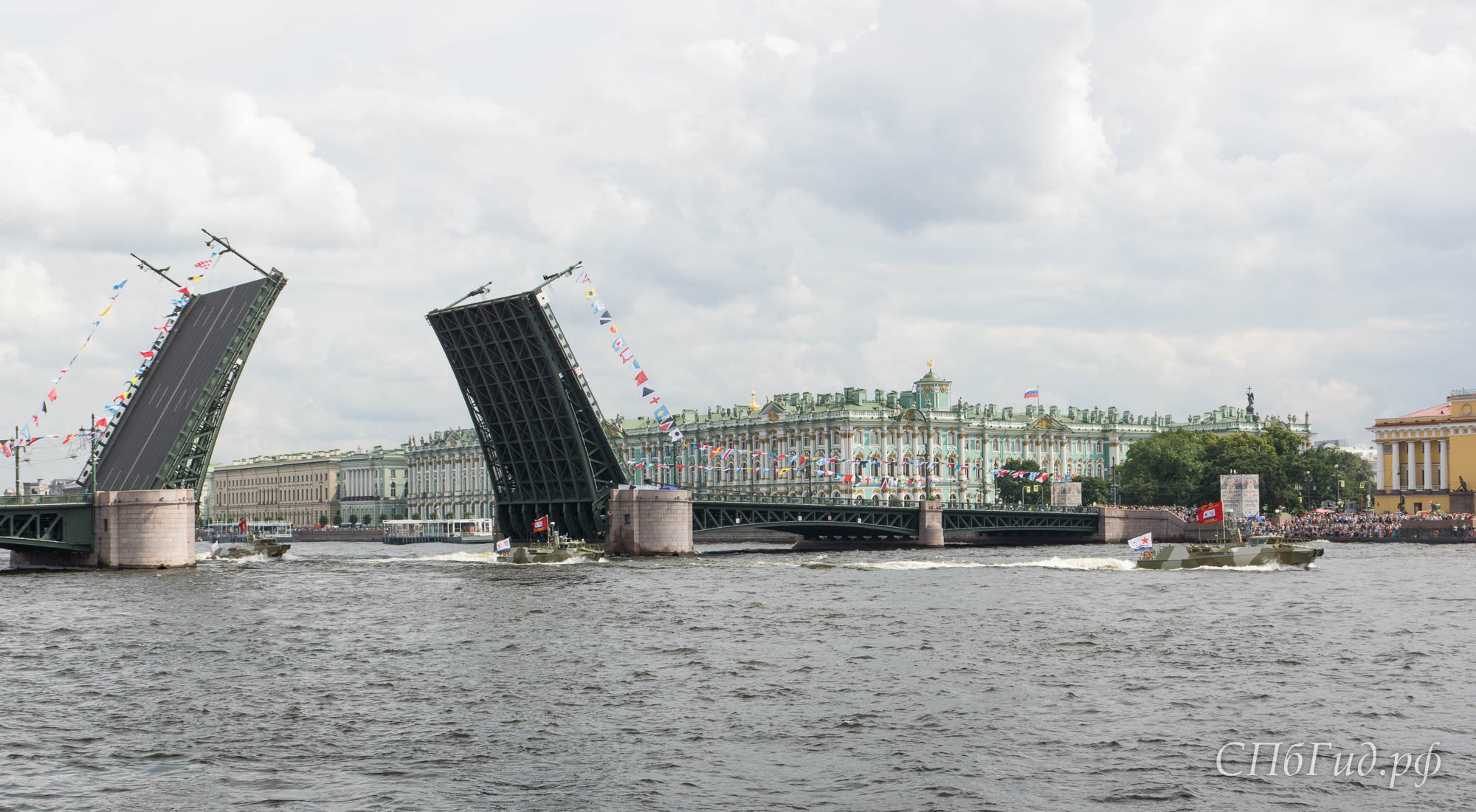 Возвращение военных судов после репетиции парада ко Дню ВМФ