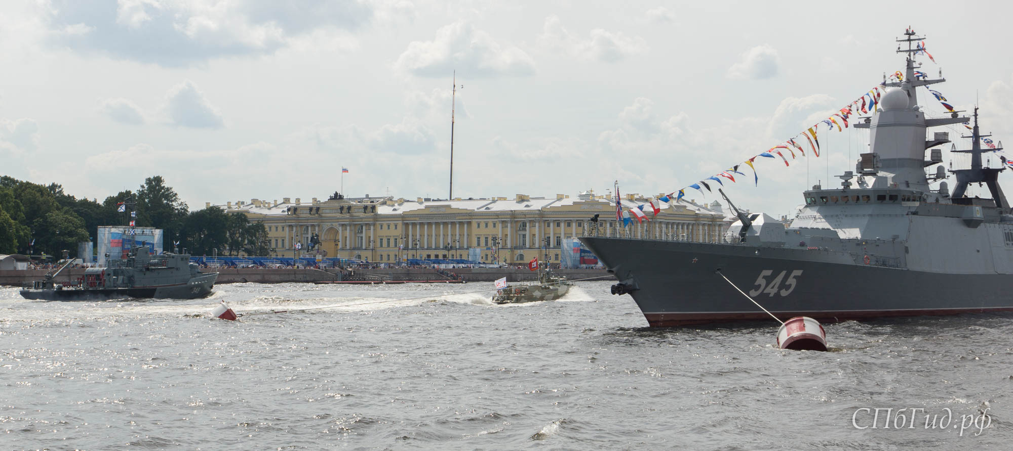Военный корабли накануне Дня ВМФ в Санкт-Петербурге