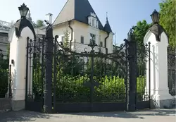 Ворота дома М.Э. Клейнмихель на Каменном острове в Санкт-Петербурге Ворота дома М.Э. Клейнмихель на Каменном острове в Санкт-Петербурге