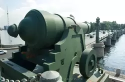 Пушка на Ушаковском мосту в Санкт-Петербурге Пушка на Ушаковском мосту в Санкт-Петербурге