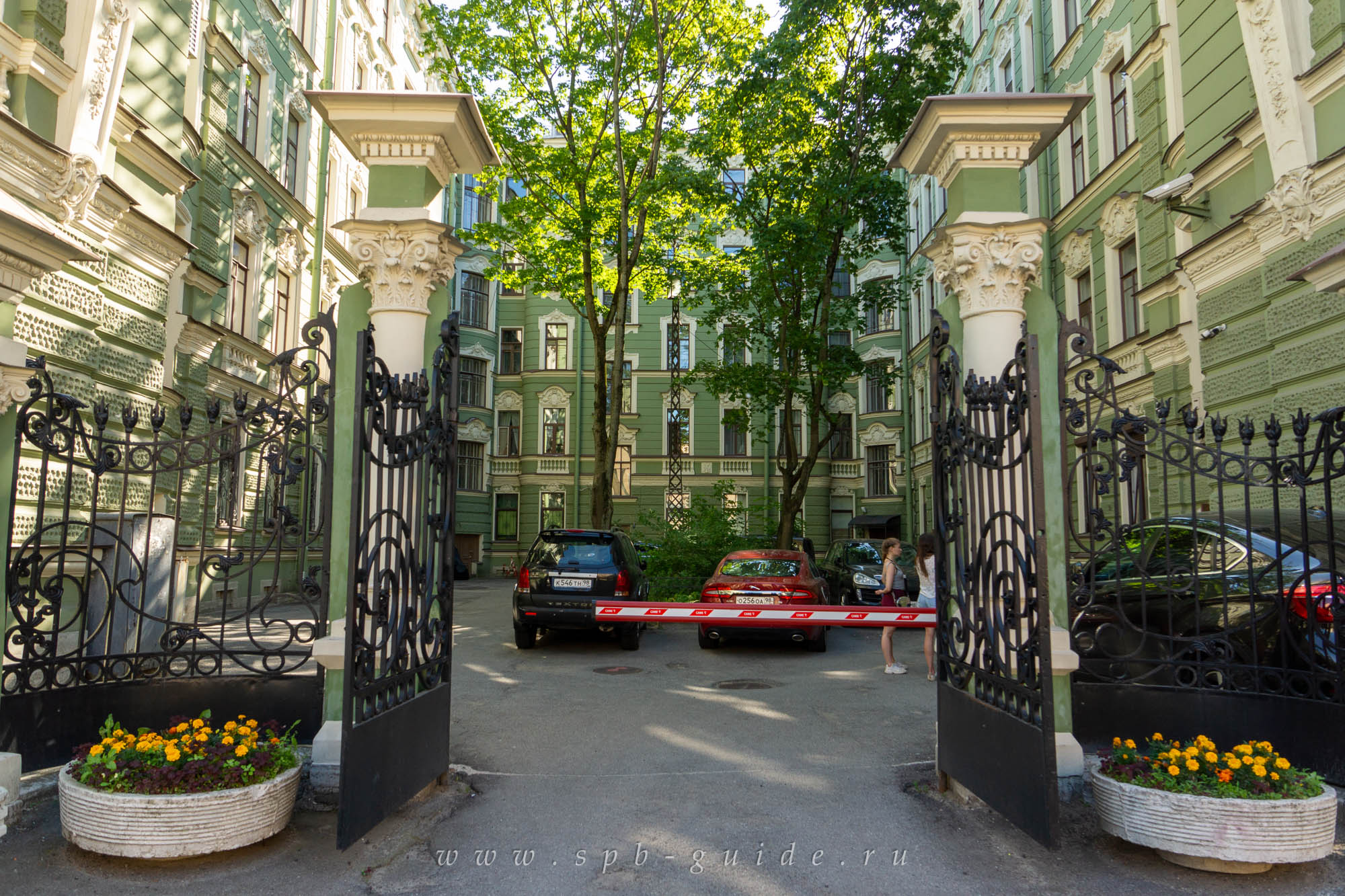 Колобовский дом — двор-курдонёр