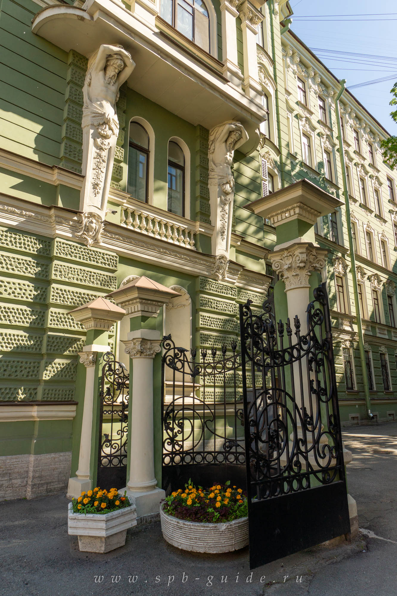Колобовский дом — двор-курдонёр
