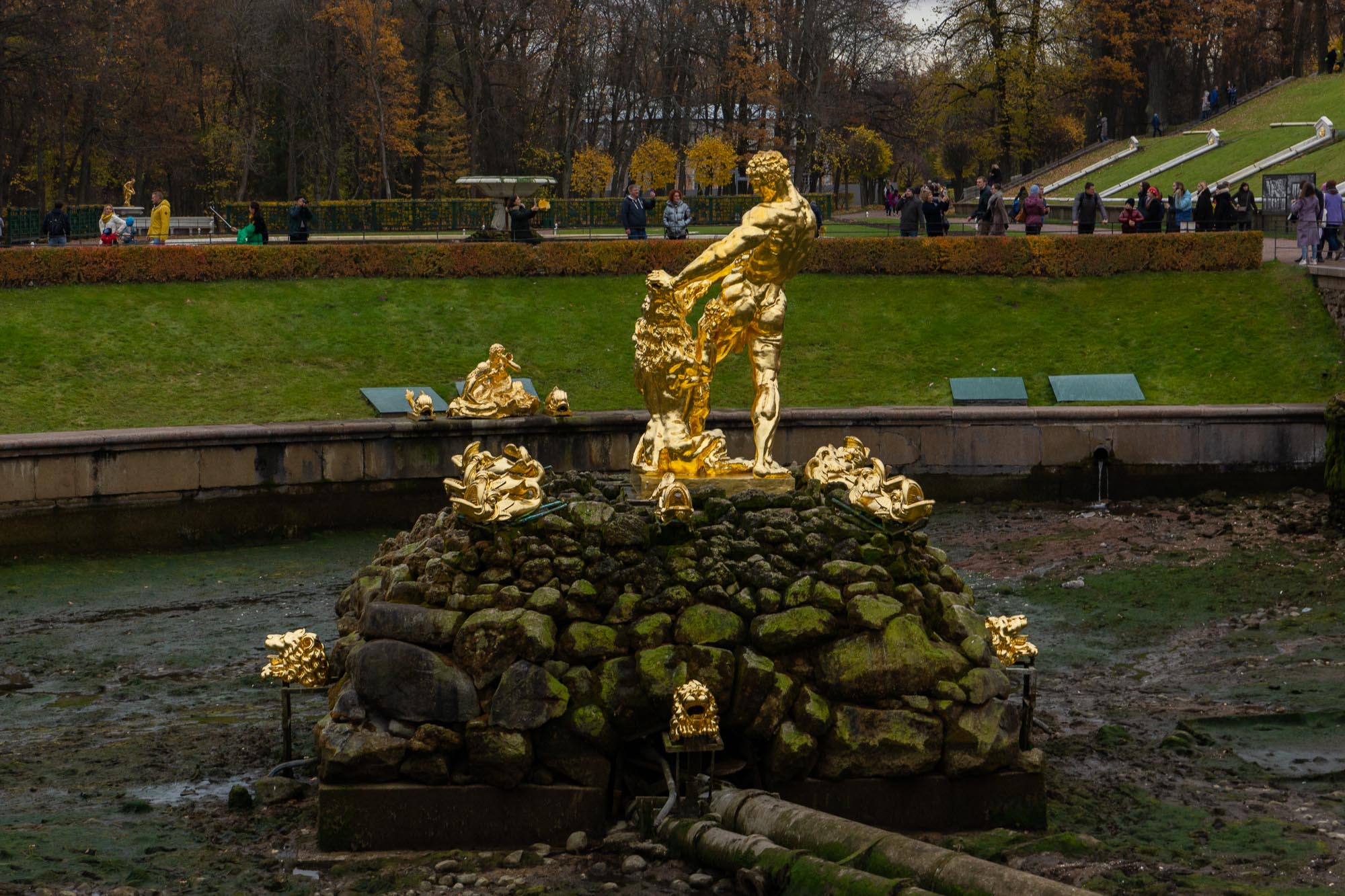 Фонтан «Самсон» в октябре