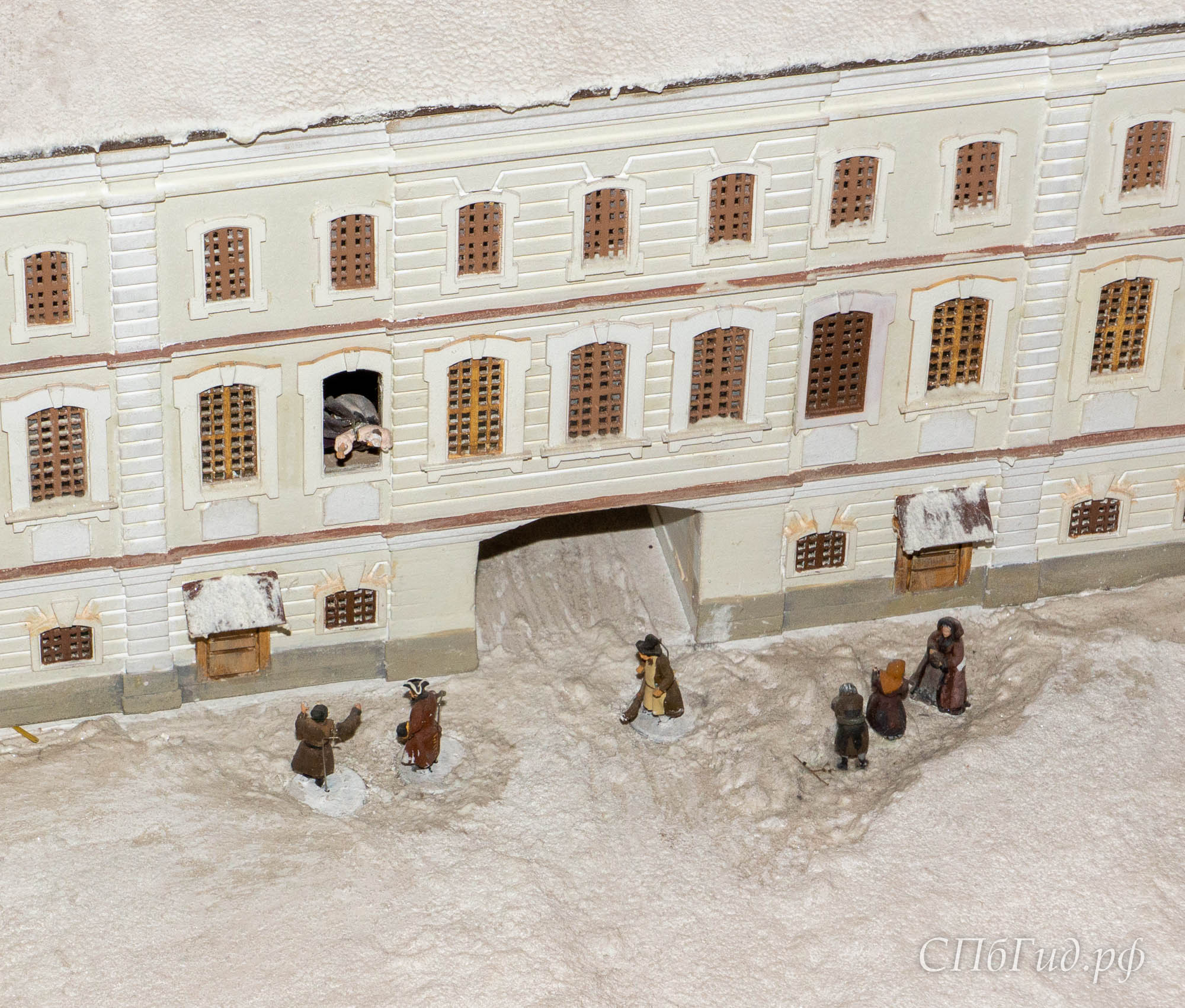 Разговор дамы (в окне) с кавалерами в музее «Петровская Акватория»