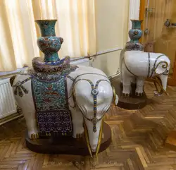 Парные курильницы «Слоны с чашами драгоценностей» в музее Кунсткамера Парные курильницы «Слоны с чашами драгоценностей» в музее Кунсткамера