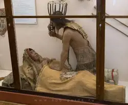 Сцена изгнания злого духа из тела больного у тлинкитов в Кунсткамере Сцена изгнания злого духа из тела больного у тлинкитов в Кунсткамере