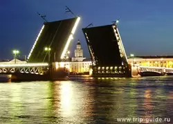 Разведённый Дворцовый мост в Санкт-Петербурге ночью, башня Кунсткамеры в центре Разведённый Дворцовый мост в Санкт-Петербурге ночью, башня Кунсткамеры в центре